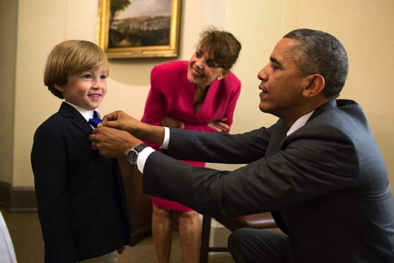 Obama-fixes-boys-tie-WH-PeteSouza