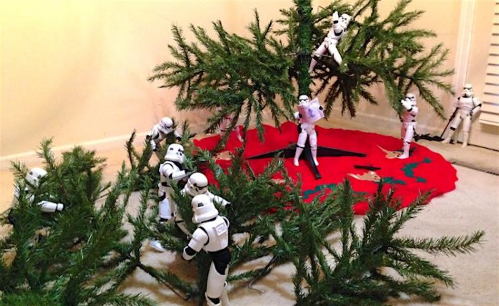 Stormtroopers and Darth Vader Put Up Christmas Tree in Hilarious Photo