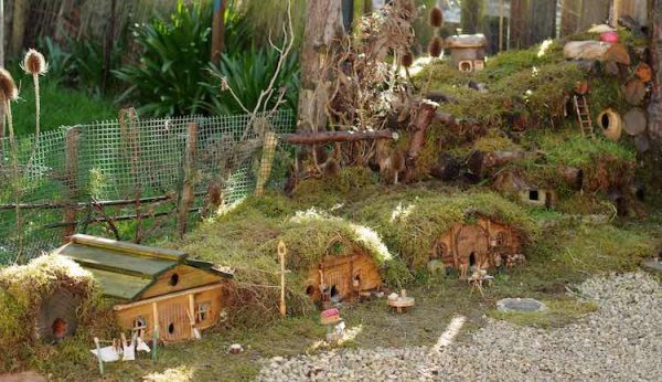 Photographer Builds Adorable Tiny Log Cabins in His Backyard to Keep ...