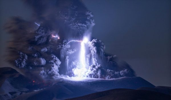 Photographer Captures Exact Moment of Beauty When Lightning Strikes ...