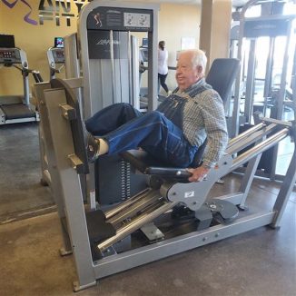 91-Year-old Gym Member Who Works Out in Overalls Becomes Social Media ...