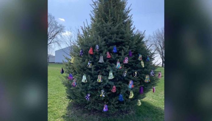 Woman Creates Neighborhood ‘Giving Tree’ With Her Free Homemade Face Masks