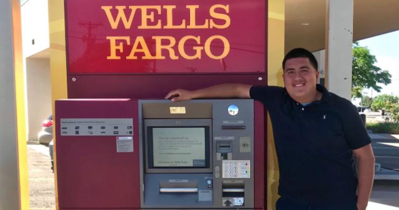 Hero Teen Is Rewarded For Returning 135 000 He Found Next To Atm