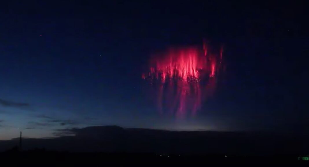 Watch An Astrophotographer Capture 'Giant Red Jellyfish Sprites' on ...