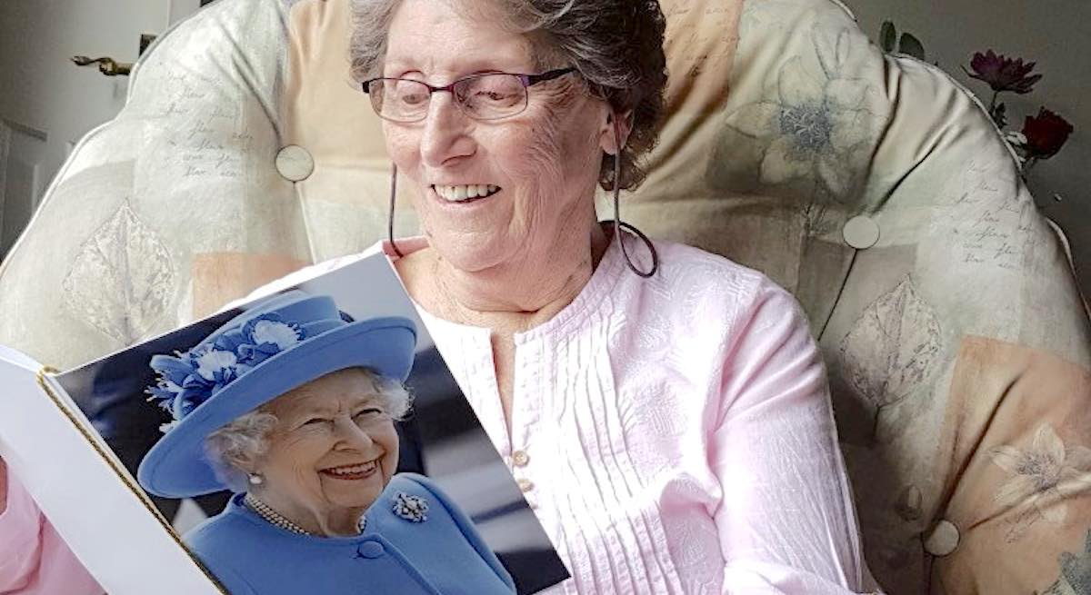 Elderly Couple Among Last to Receive Signed Letter From The Queen–Delivered  the Day She Died