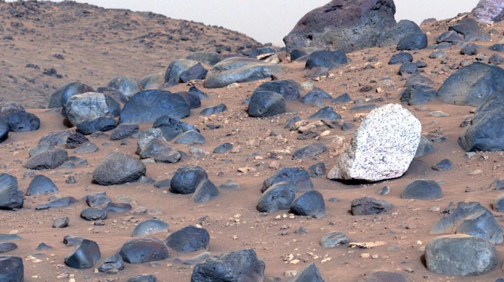 Οι επιστήμονες μπερδεύονται από τους φωτεινούς λευκούς βράχους στον Άρη – οι πρώτοι στο είδος τους και δεν έχουν ξαναδεί