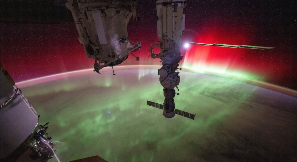 Astronaut’s Jaw-dropping Footage of Tough Aurora used to be Additionally Captured via Aircraft Pilot From Some other Perspective