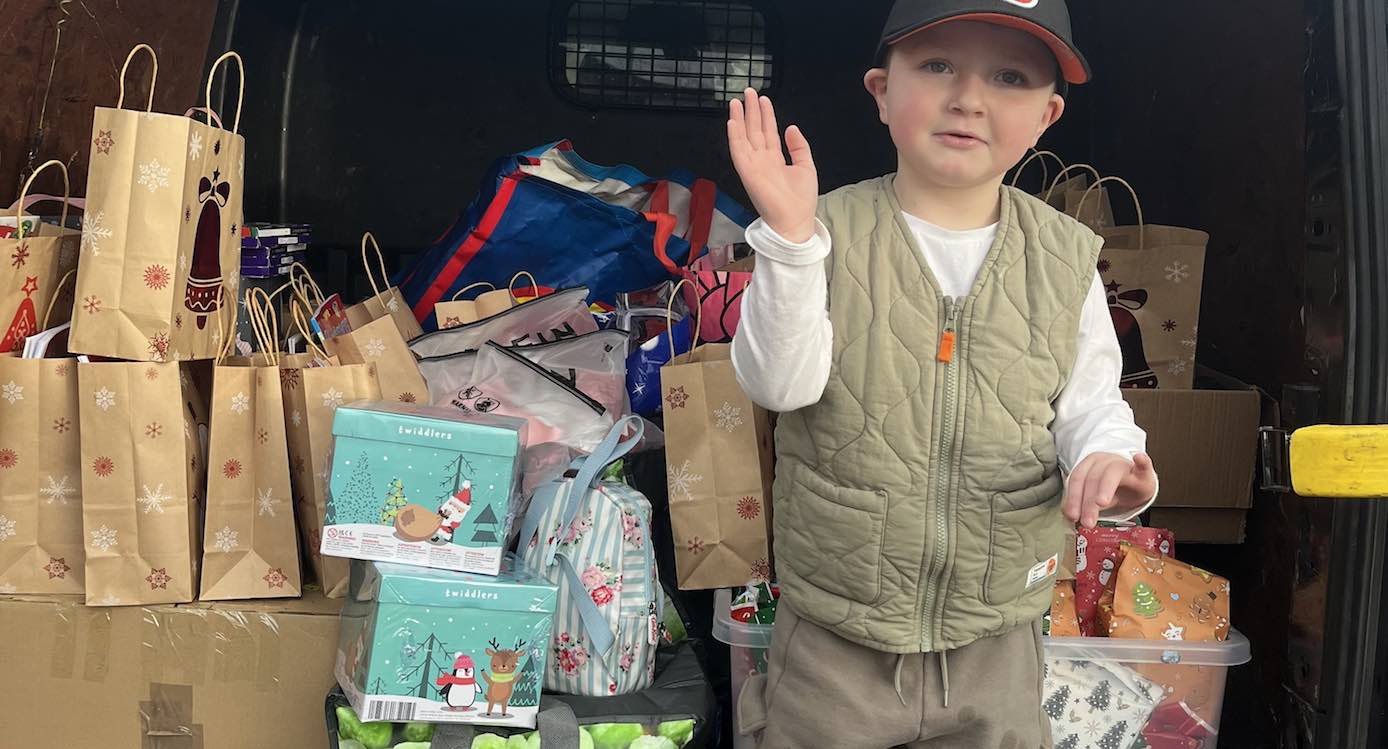 Little Boy With Leukemia Returns to Hospital to Deliver 400 Christmas Gifts to Kids Still There for Holidays